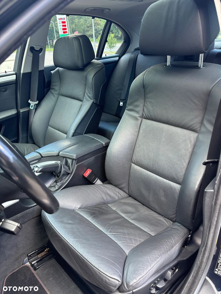 BMW Seria 5 550i - 32
