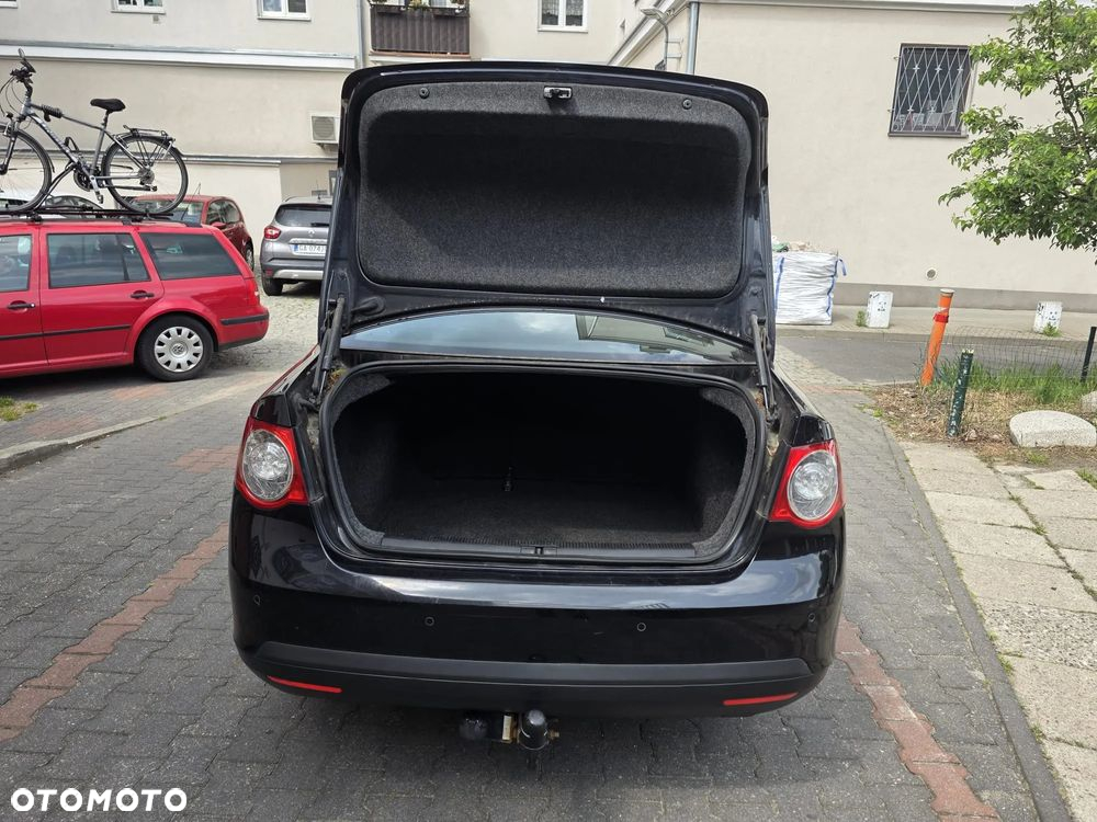 Volkswagen Jetta 1.6 TDI DPF Trendline - 8