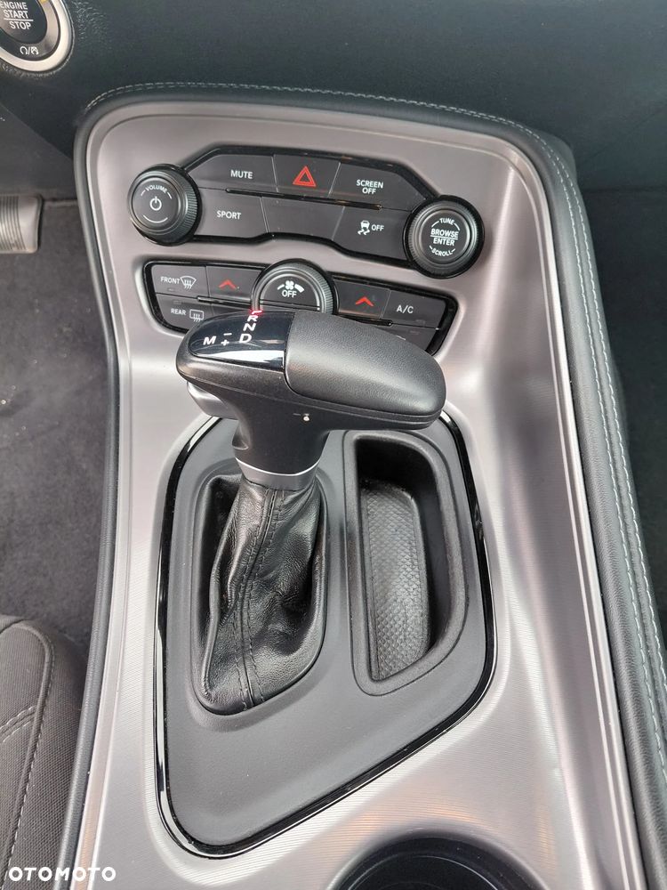 Dodge Challenger - 11