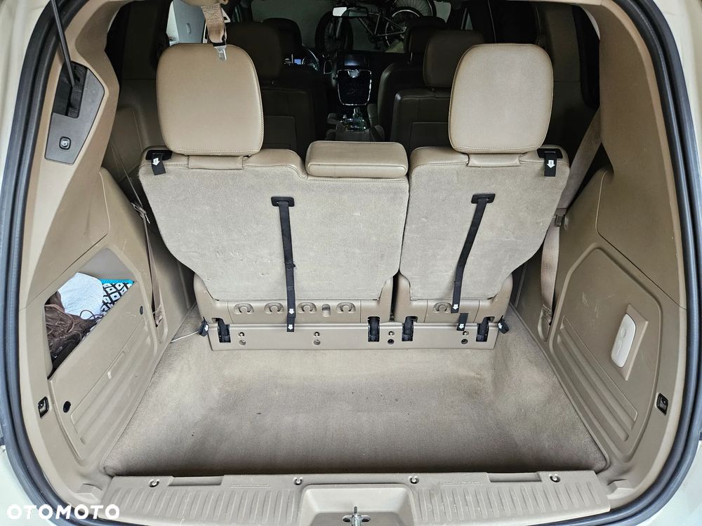 Chrysler Town & Country - 17