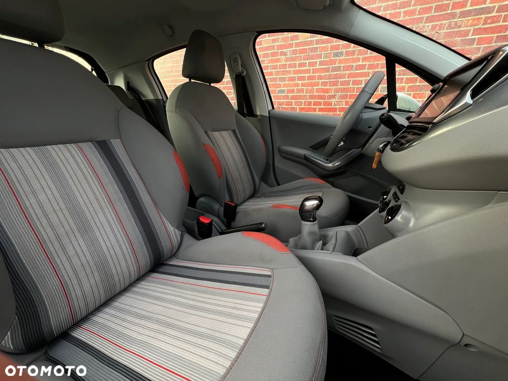 Peugeot 208 - 14