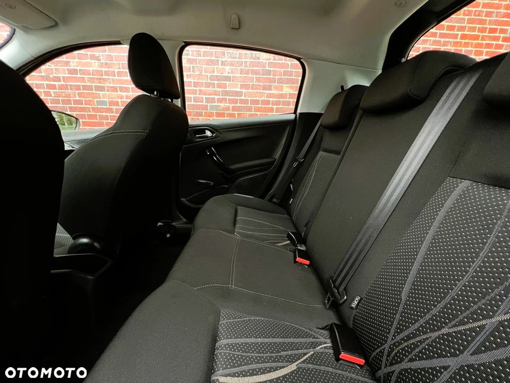 Peugeot 208 - 17