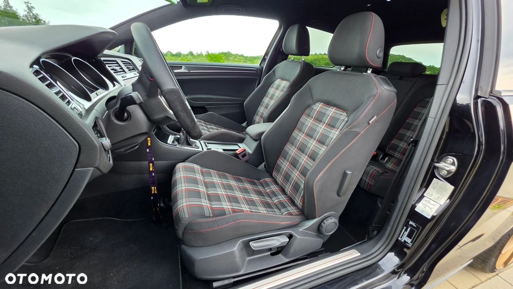 Volkswagen Golf - 8