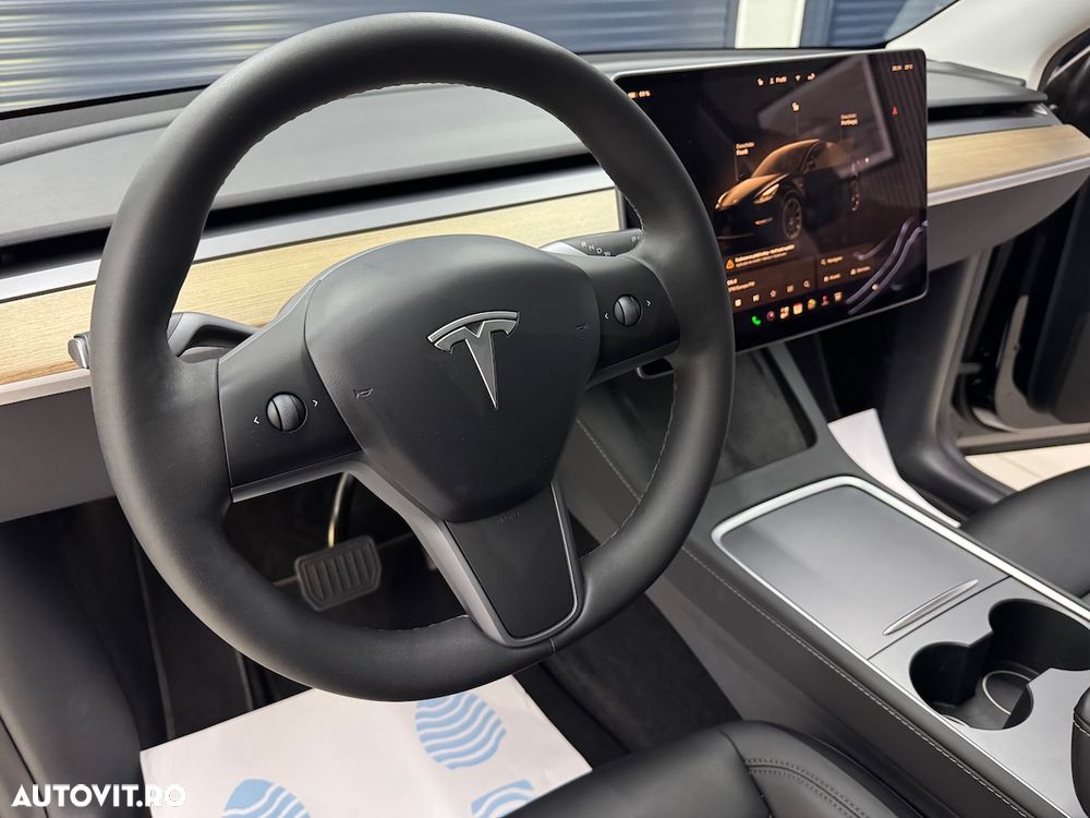 Tesla Model Y Long Range Dual Motor AWD - 16