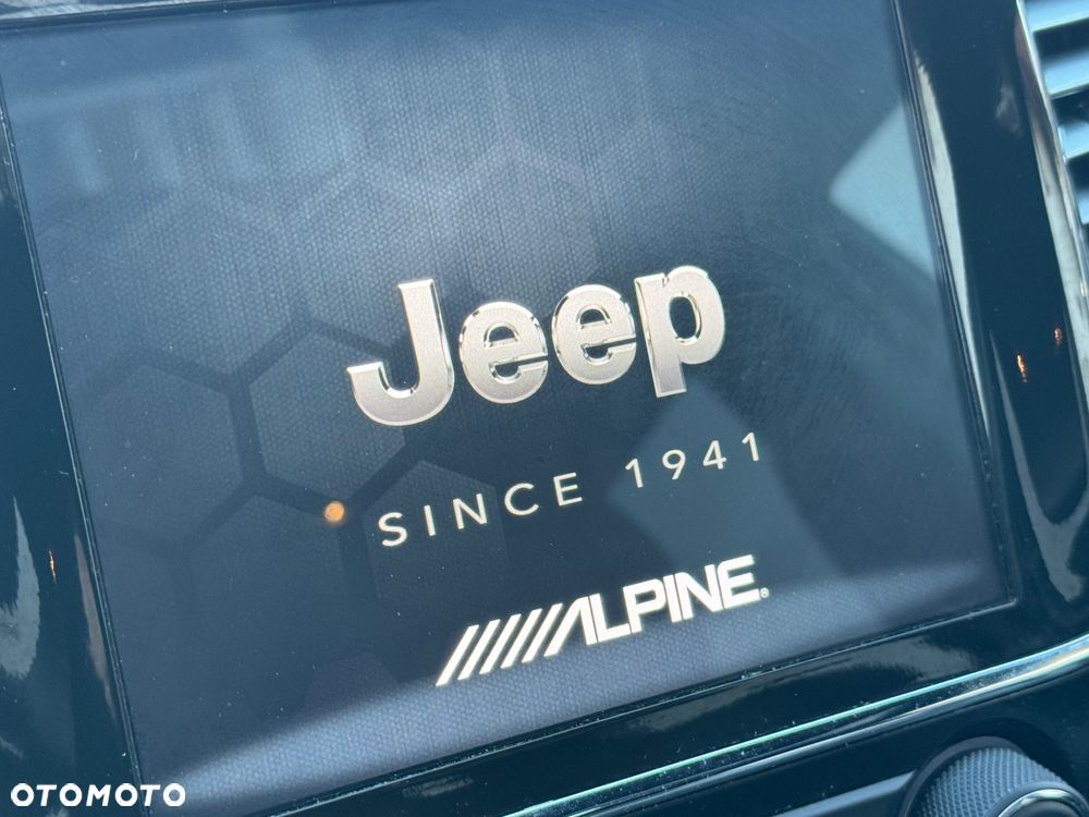 Jeep Grand Cherokee - 23