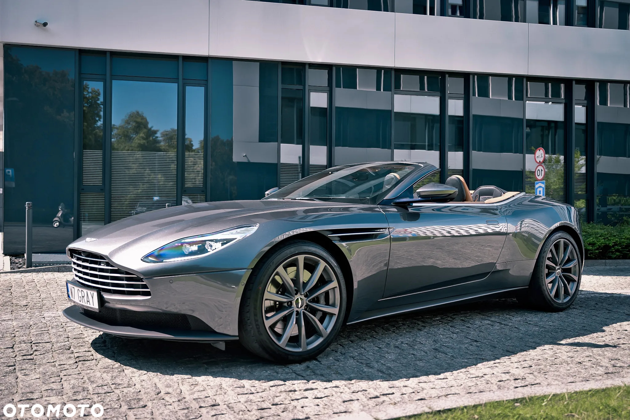 Aston Martin DB11 V8 Volante - 2