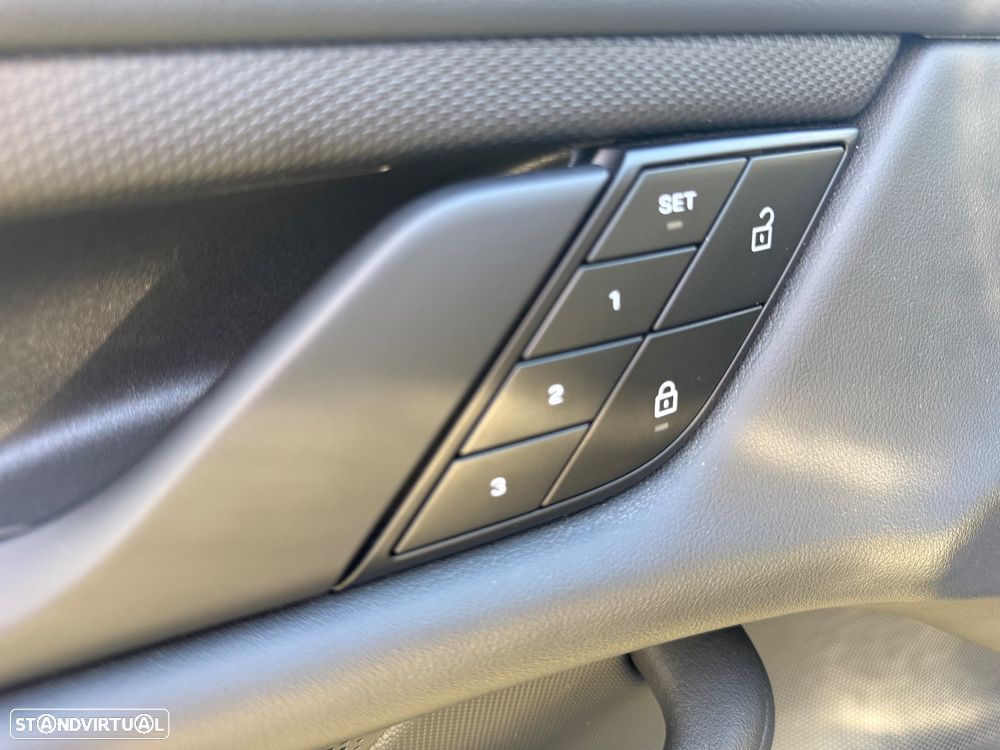 Porsche Taycan Cross Turismo 4 - 25