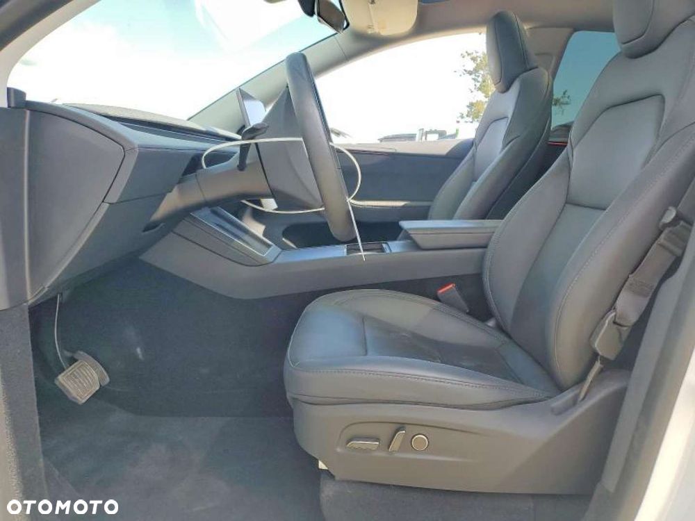 Tesla Model Y - 8