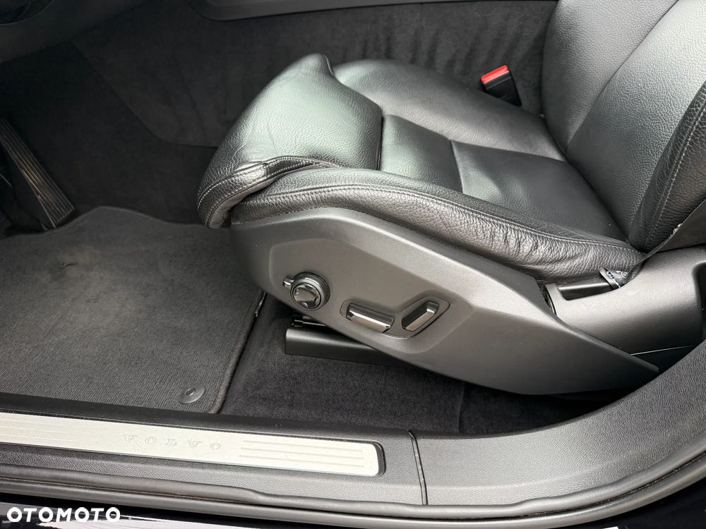 Volvo XC 60 B4 D Ultimate Dark - 28