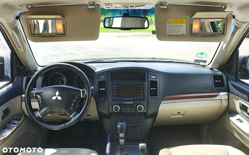 Mitsubishi Pajero - 19