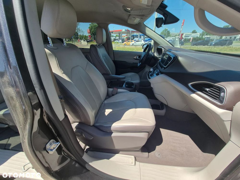 Chrysler Pacifica - 17