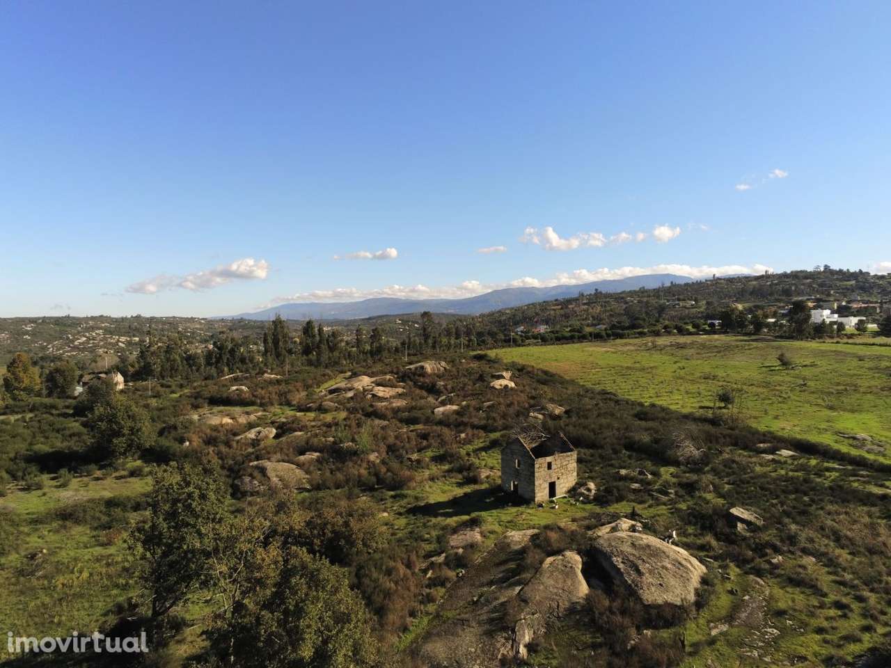 Quinta com Ruina, terreno 5,75Ha, a confrontar com ribeiro - Grande imagem: 2/22