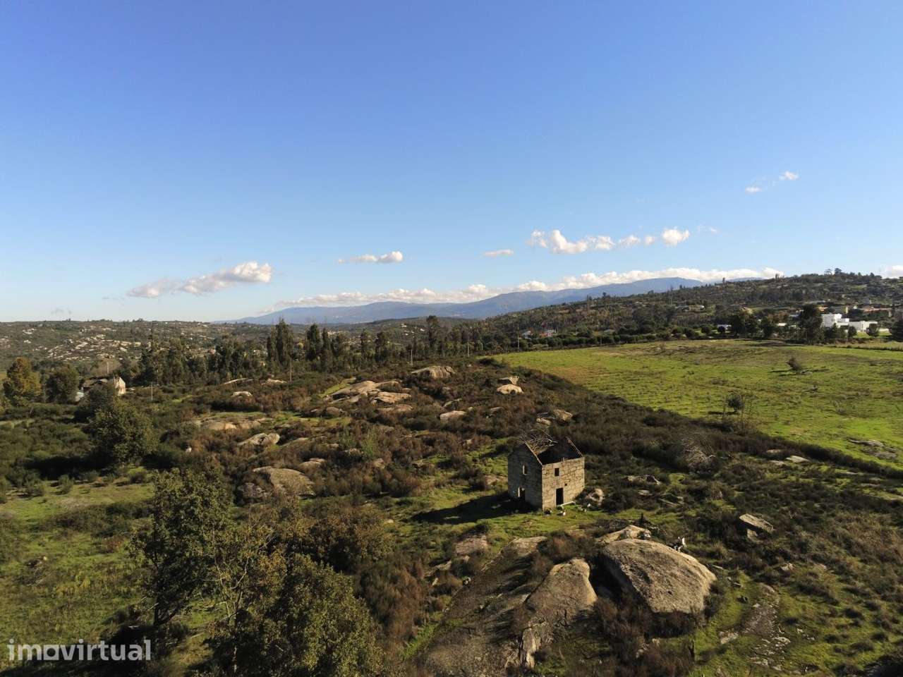 Quinta com Ruina, terreno 5,75Ha, a confrontar com ribeiro - Grande imagem: 2/22
