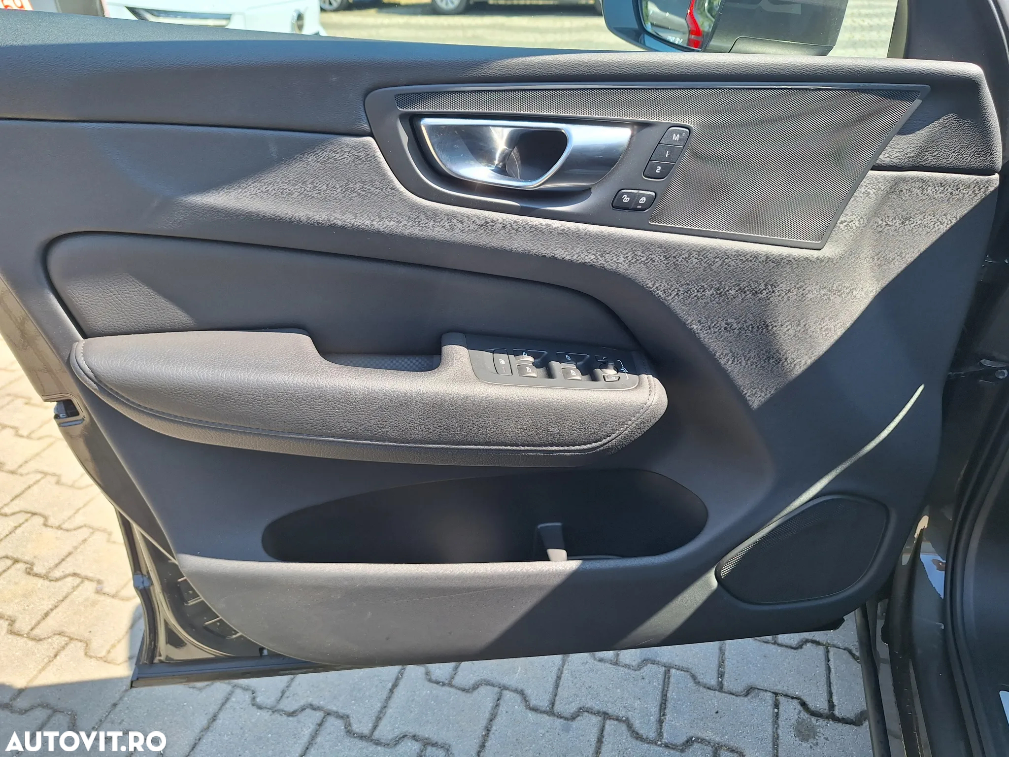 Volvo XC 60 B4 MHEV AWD Momentum Pro - 33