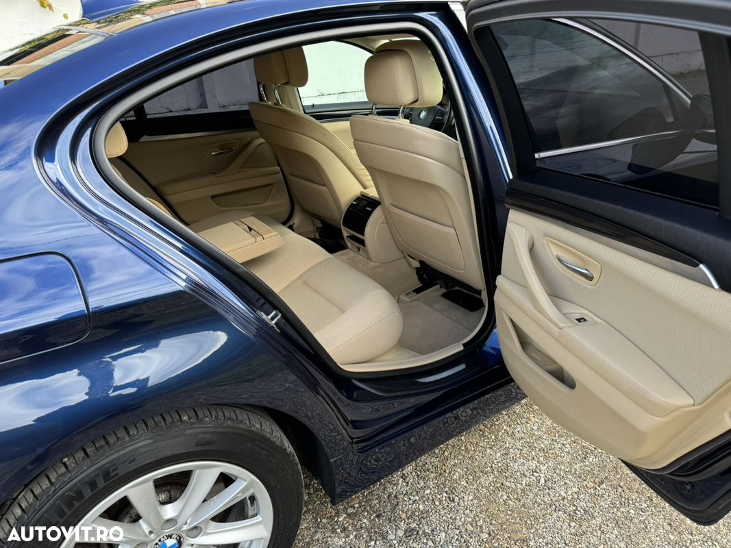 BMW Seria 5 523i Sport-Aut. - 9