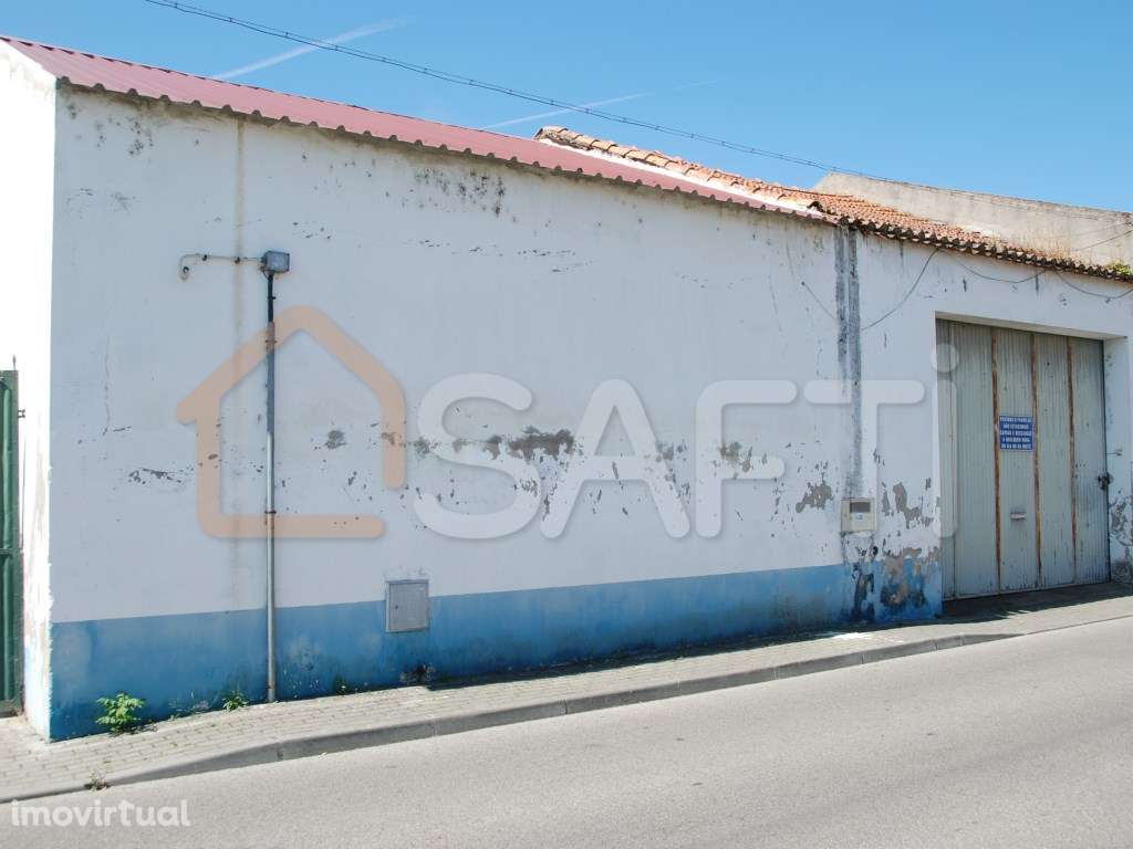 Armazém com terreno (urbano) e anexo habitável. - Grande imagem: 2/36