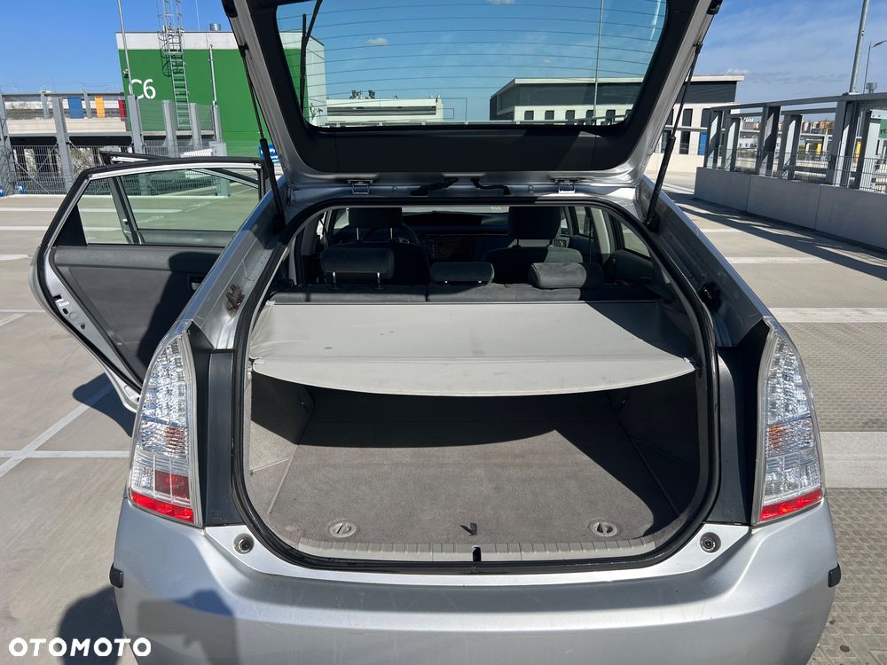 Toyota Prius (Hybrid) Executive - 12