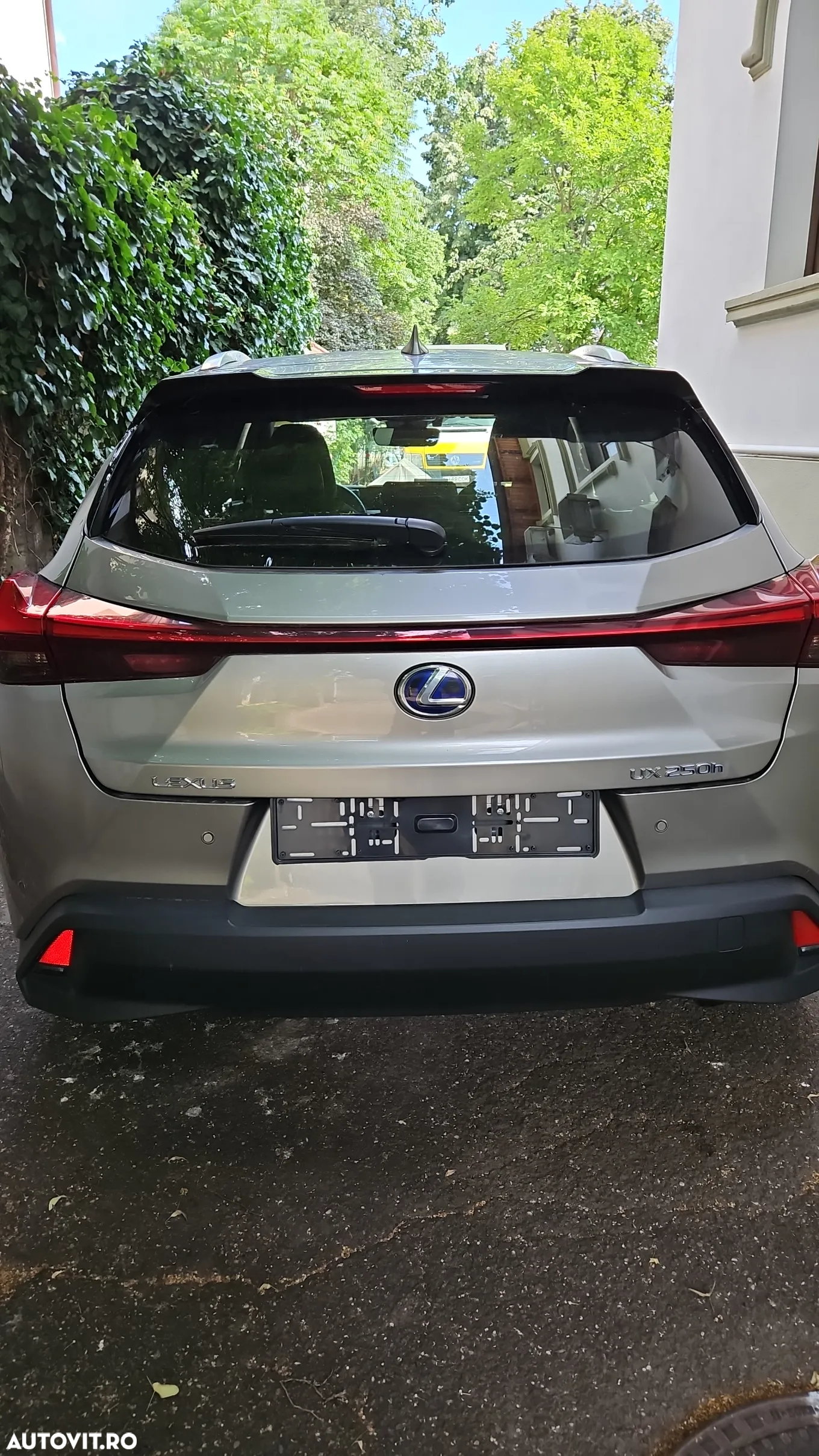 Lexus UX 250h 2.0L HEV 20H- (178 HP) 4X2 CVT Executive - 8