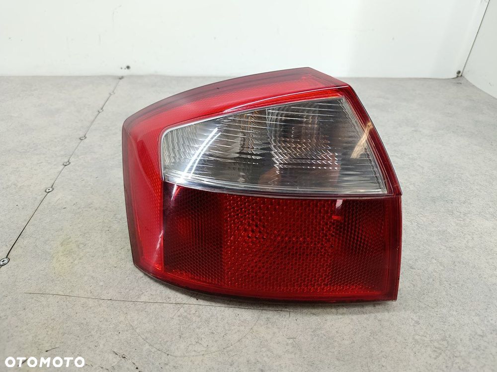 LAMPA TYLNA LEWA AUDI A4 B6 8E0945095 SEDAN - 2