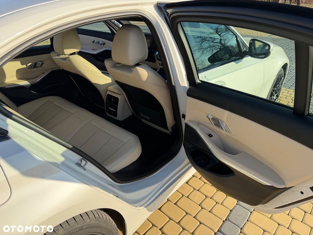 BMW Seria 3 330i xDrive Sport Line - 12