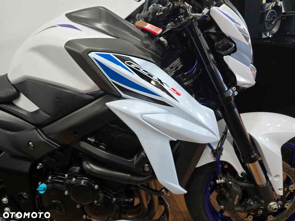 Suzuki GSX - 21