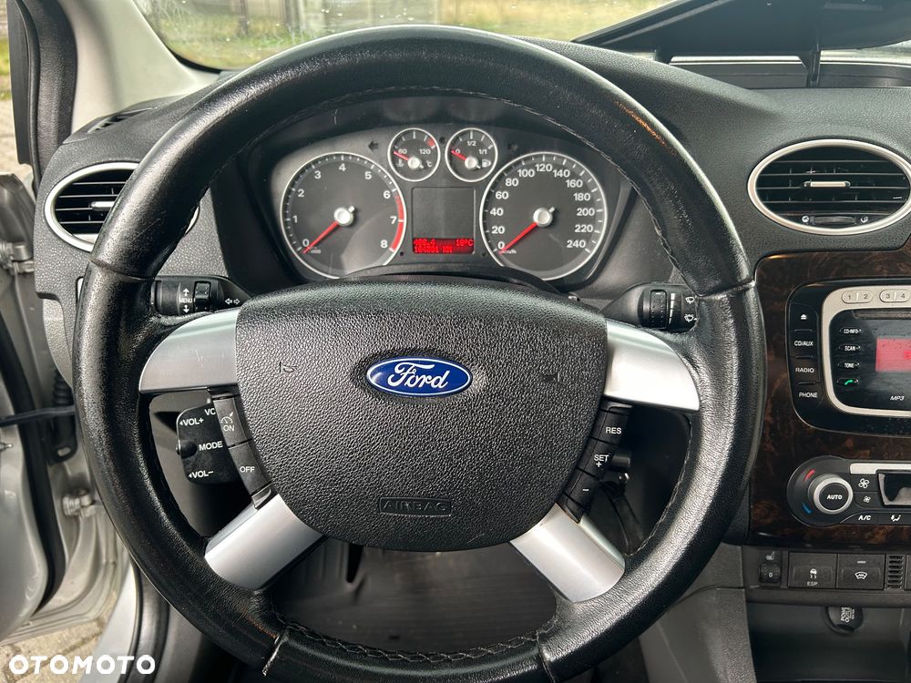 Ford Focus Ghia - 17