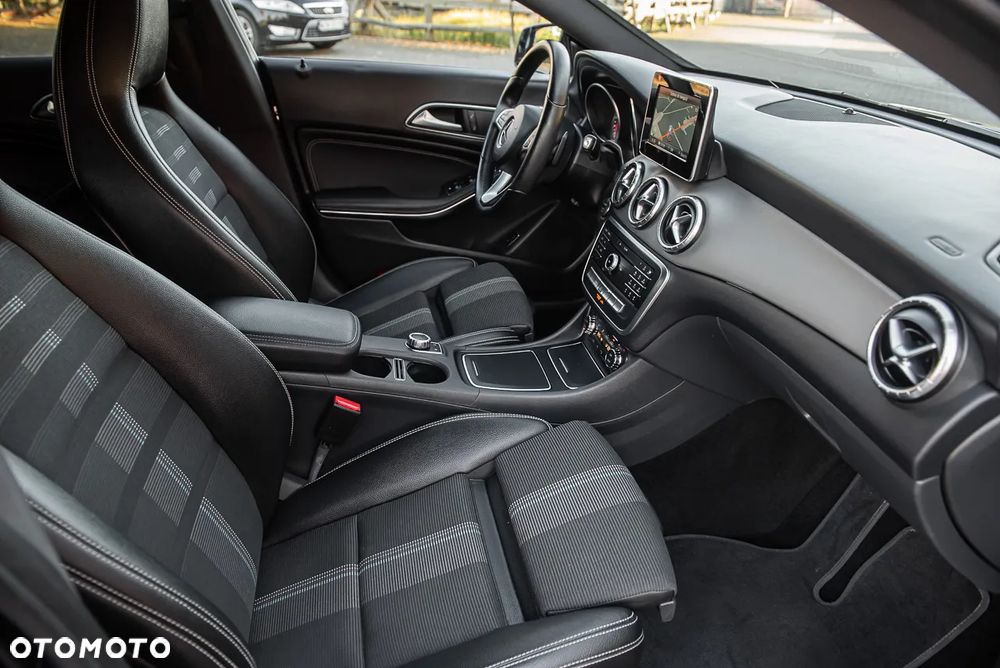 Mercedes-Benz CLA 200 d 4Matic 7G-DCT - 33
