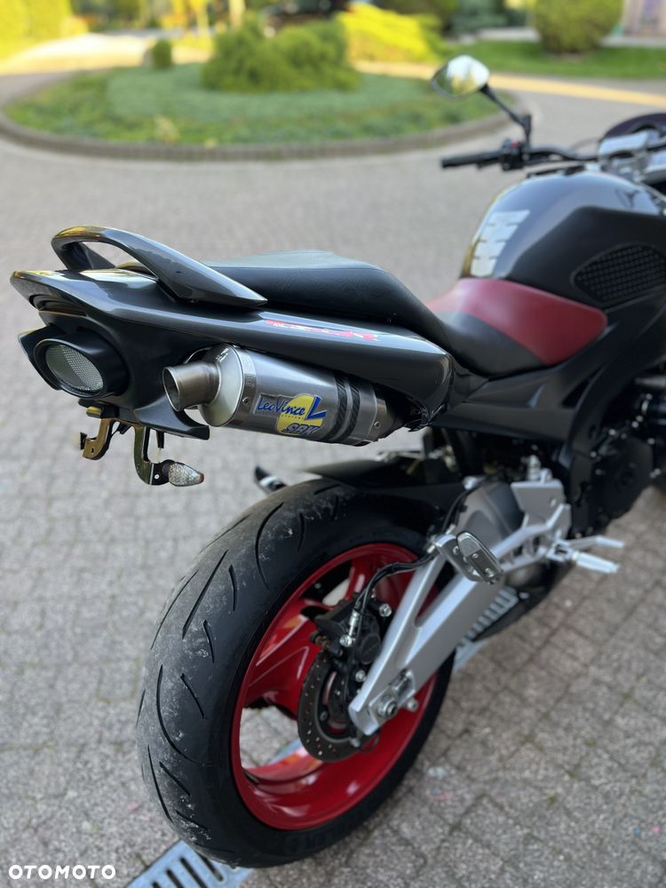 Suzuki GSR - 19