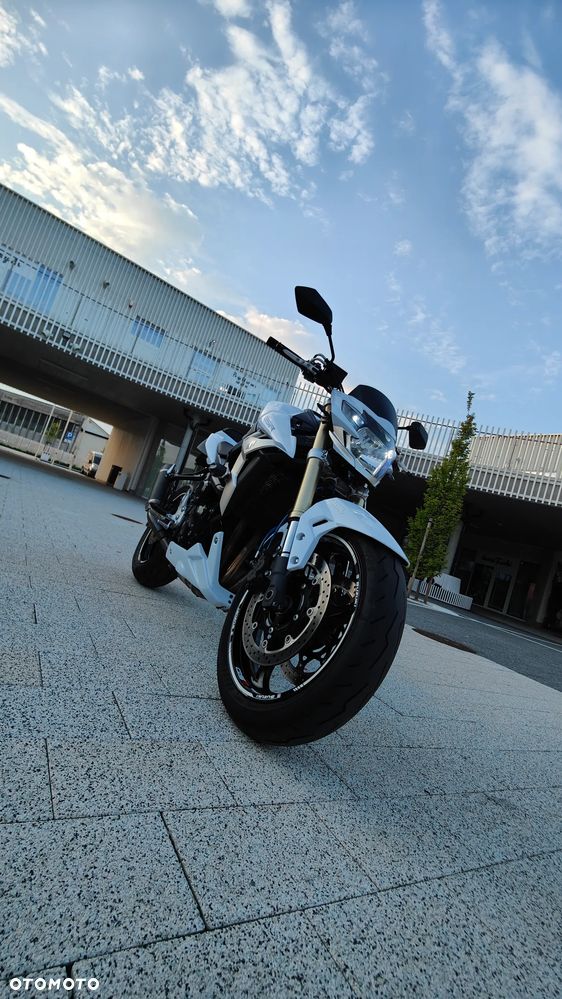 Suzuki GSR - 21