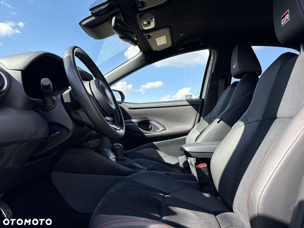 Toyota Yaris Hybrid 1.5 GR Sport - 17