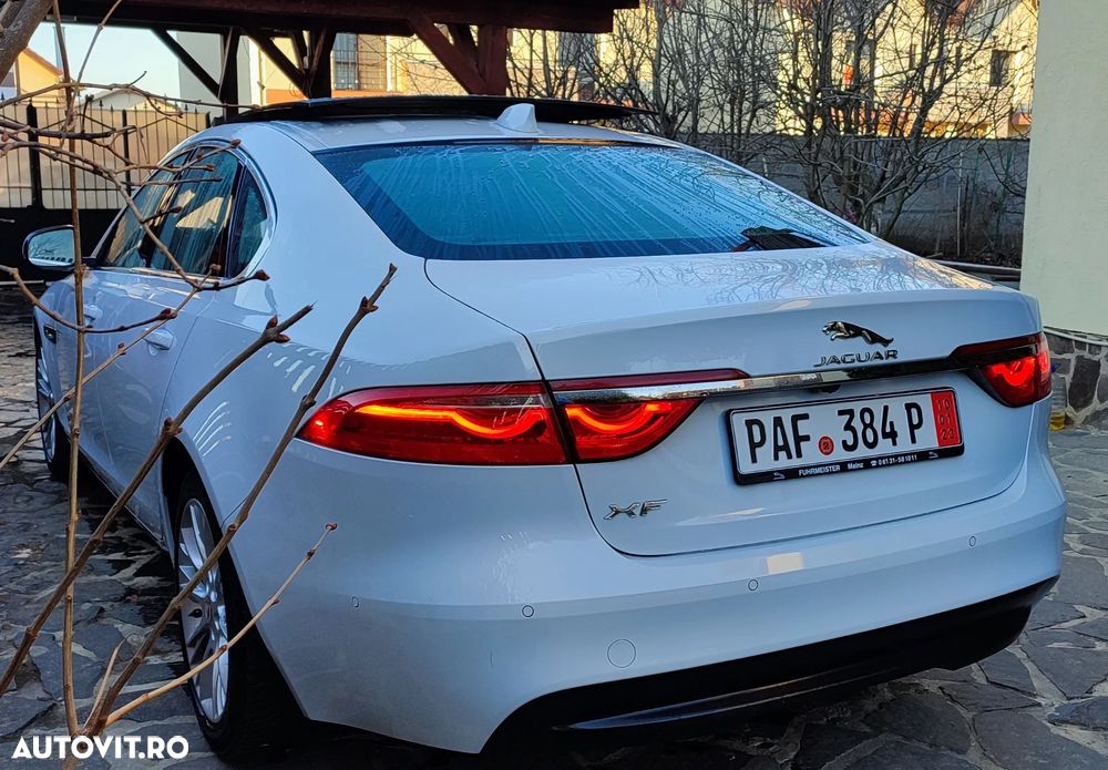 Jaguar XF - 12