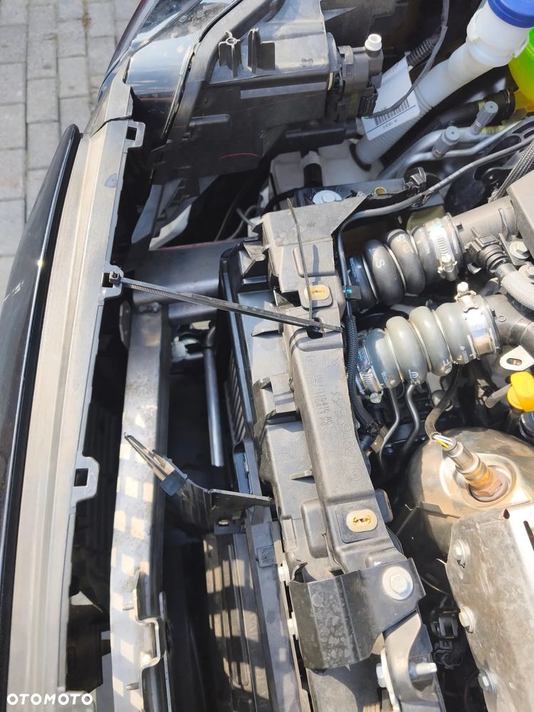 Peugeot 2008 Hybrid 136 e-DSC Style - 26