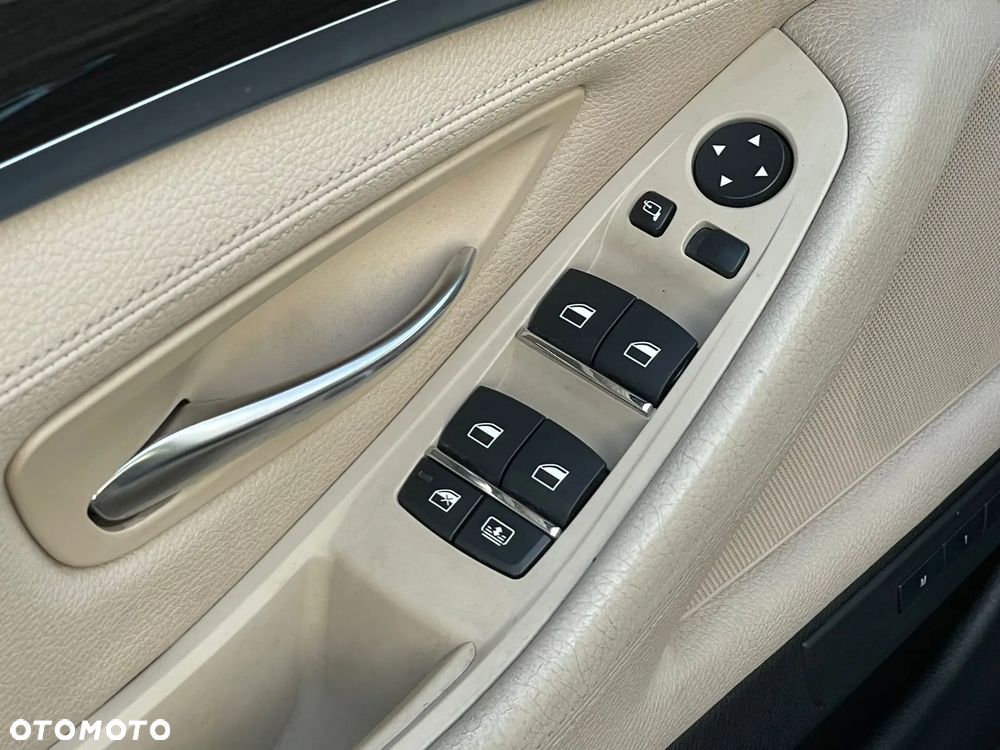 BMW Seria 5 528i xDrive - 8