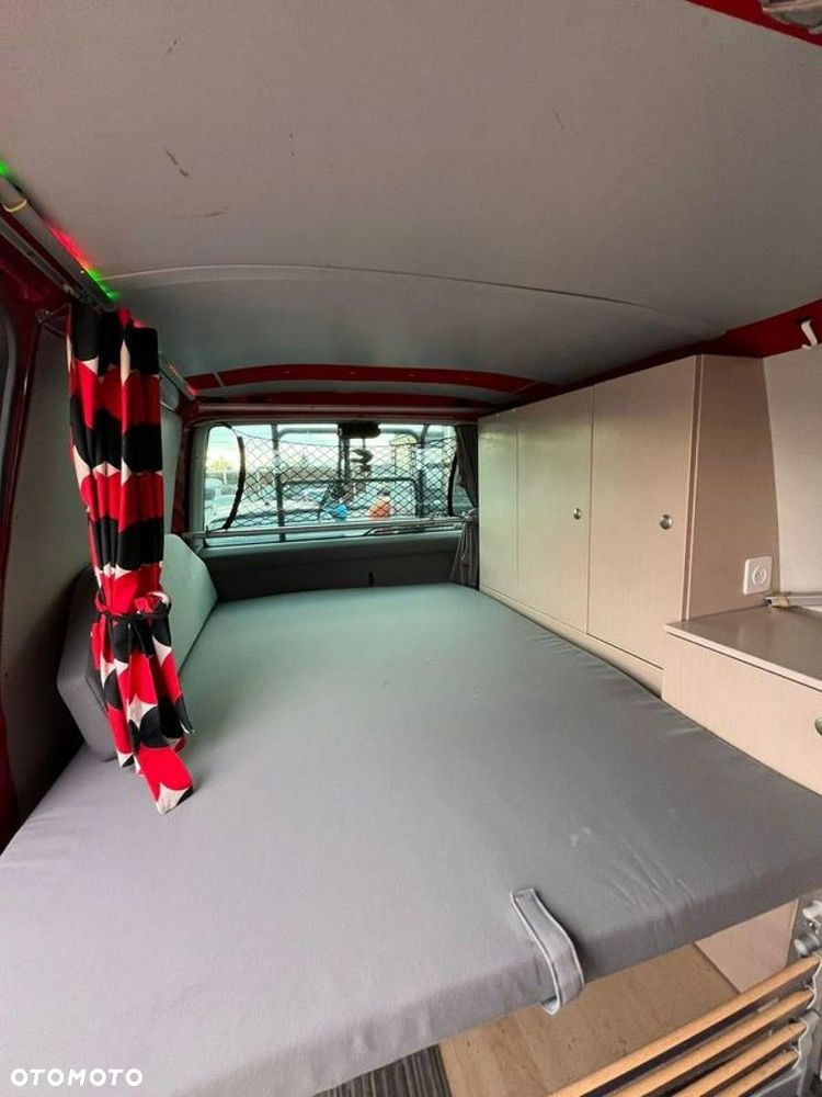 Volkswagen Caravelle - 5