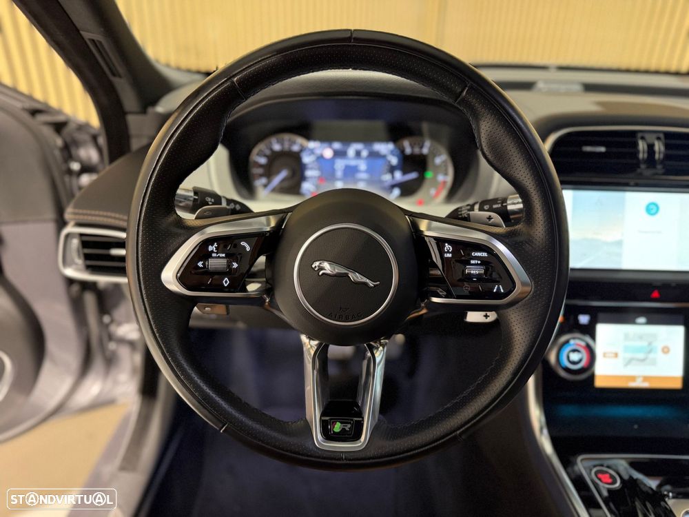 Jaguar XE 2.0 i4 R-Dynamic HSE - 9