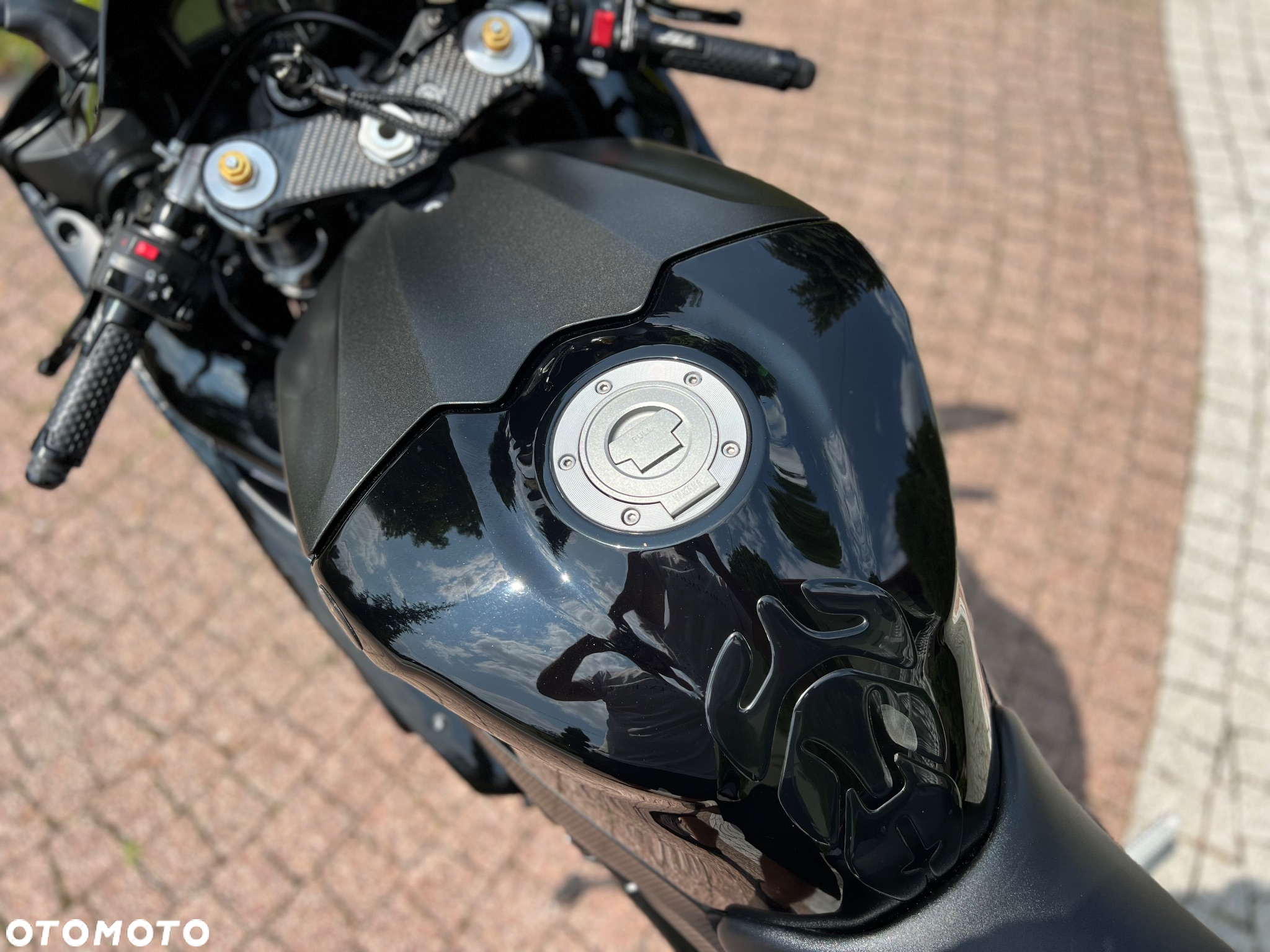 Yamaha R1 - 32