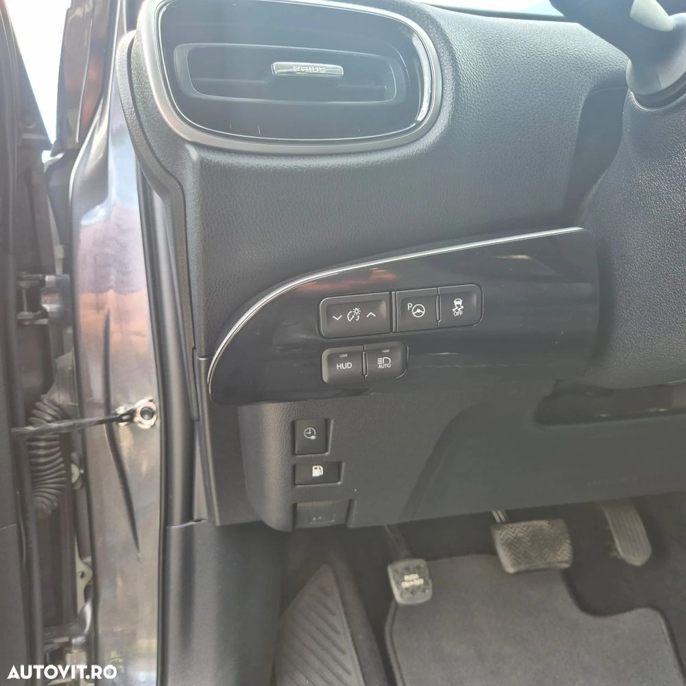 Toyota Prius Plug-in Hybrid Executive - 11