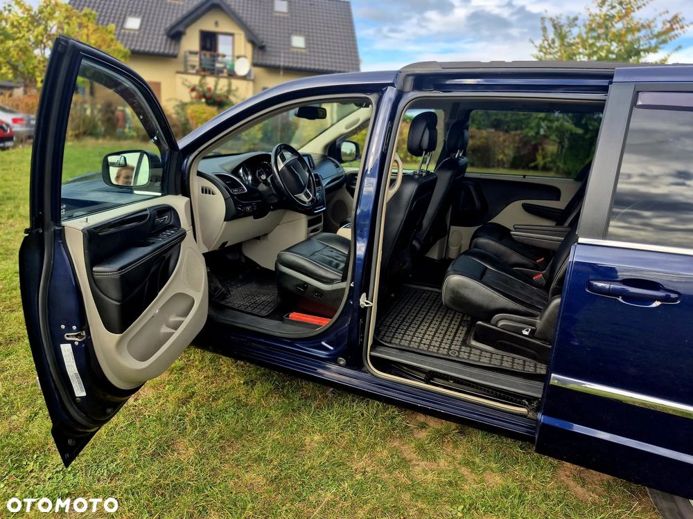 Chrysler Town & Country - 8