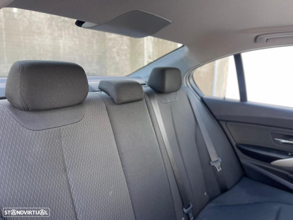 BMW 320 d Line Sport - 12