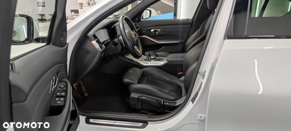 BMW Seria 3 320d xDrive M Sport - 16