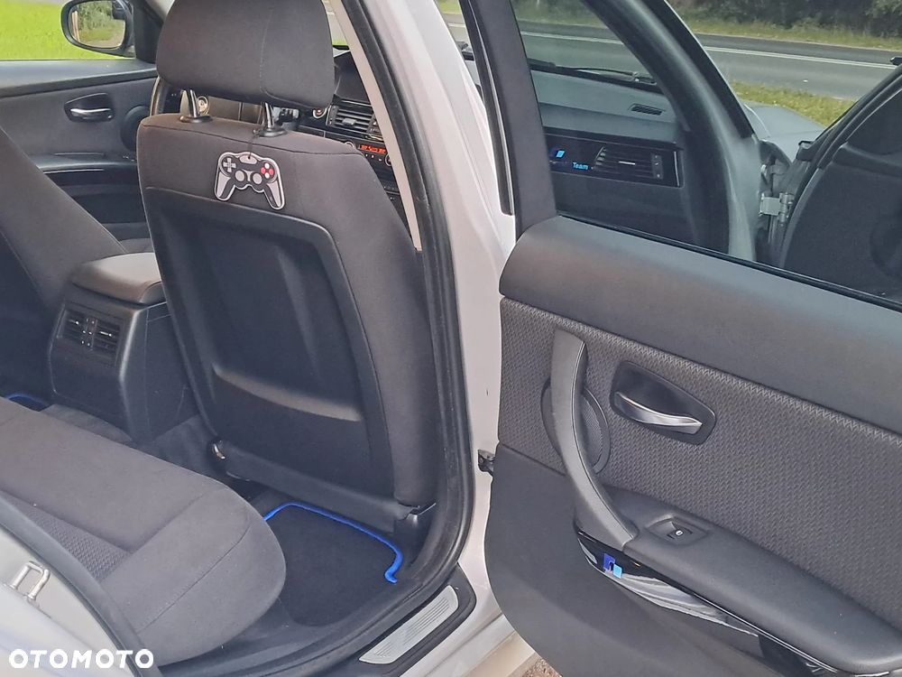 BMW Seria 3 318d Touring - 14