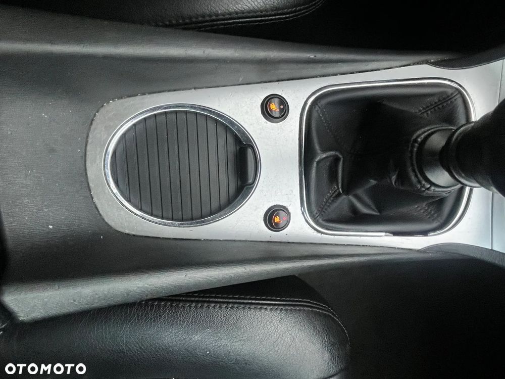 Toyota Avensis 1.6 Premium - 25