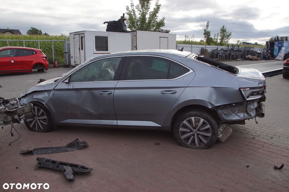 Auto na części - Skoda Superb III Lift 1.5 TSI 150 KM DPCA UEU LF7M 2021R Silnik Skrzynia Drzwi Szyba Lampa Klamka Deska Kokpit Sterownik Moduł Licznik Wyświetlacz Kierownica - 7