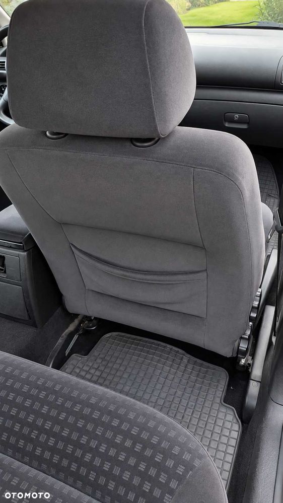 Volkswagen Passat - 11