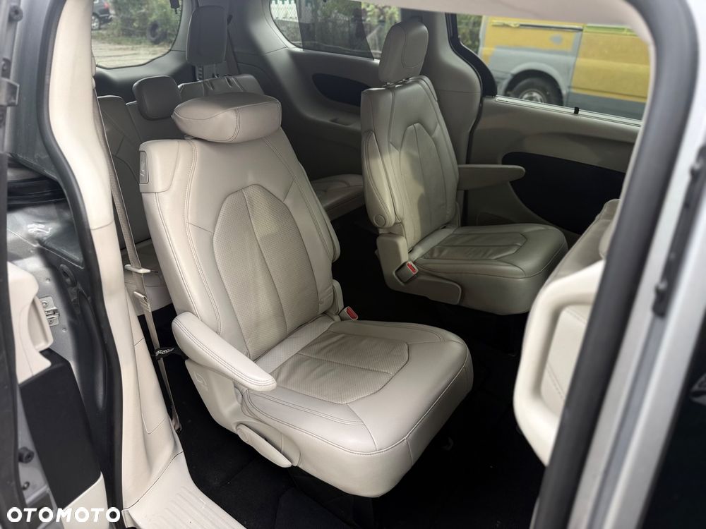 Chrysler Pacifica - 11