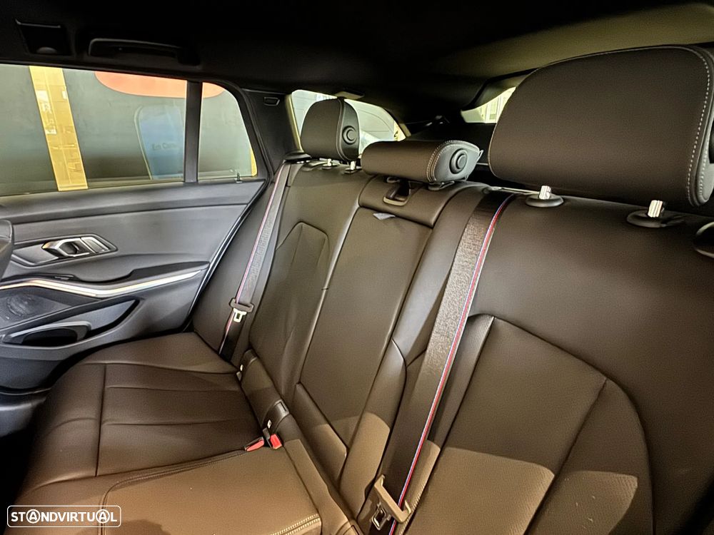 BMW 320 d Pack Desportivo M Auto - 12