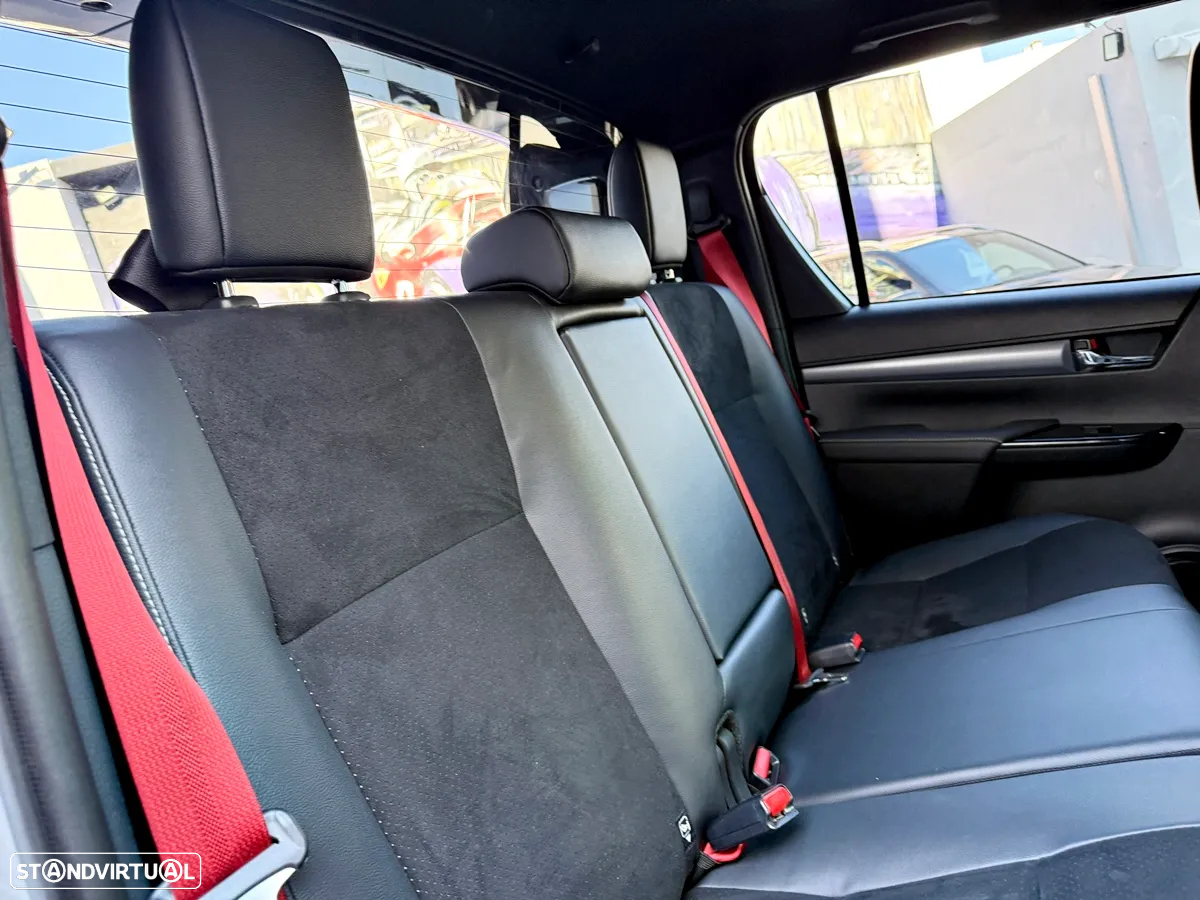 Toyota Hilux 2.8 D-4D 4WD GR Sport - 30