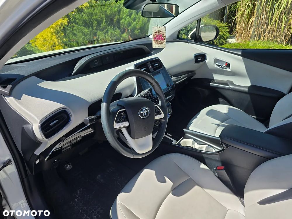 Toyota Prius (Hybrid) Executive - 3