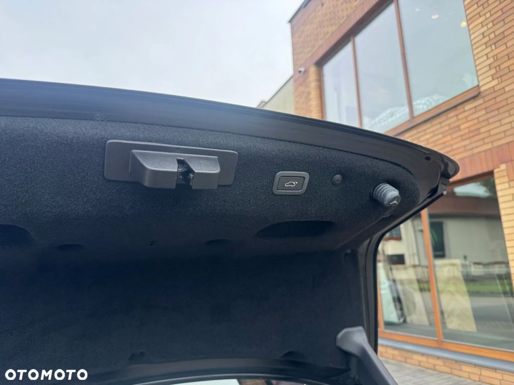 Jaguar XF 25t Portfolio - 9