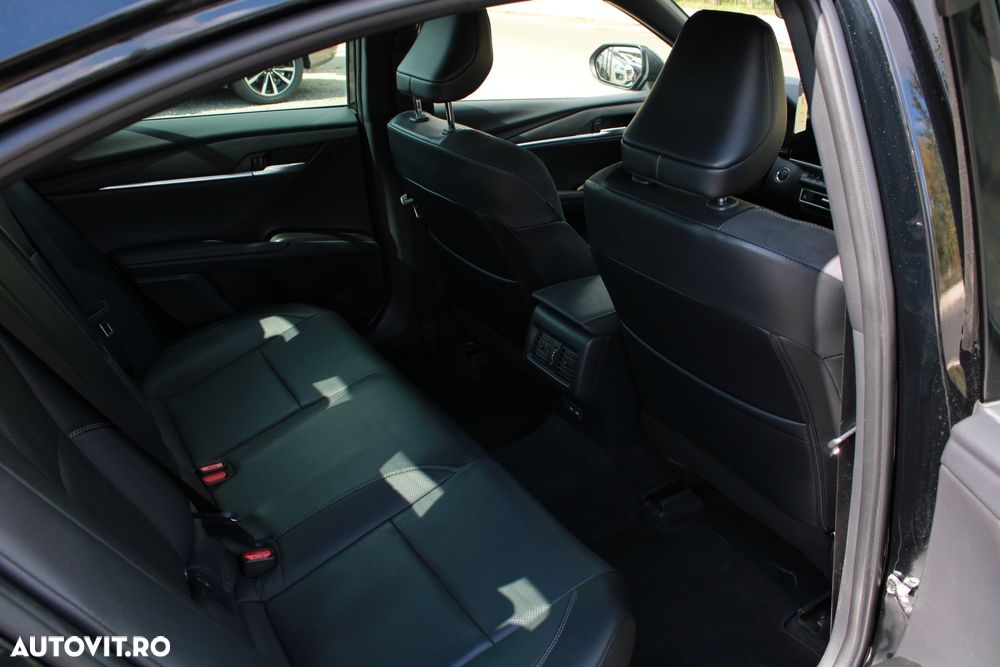 Toyota Camry 2.5 HEV Executive - 37